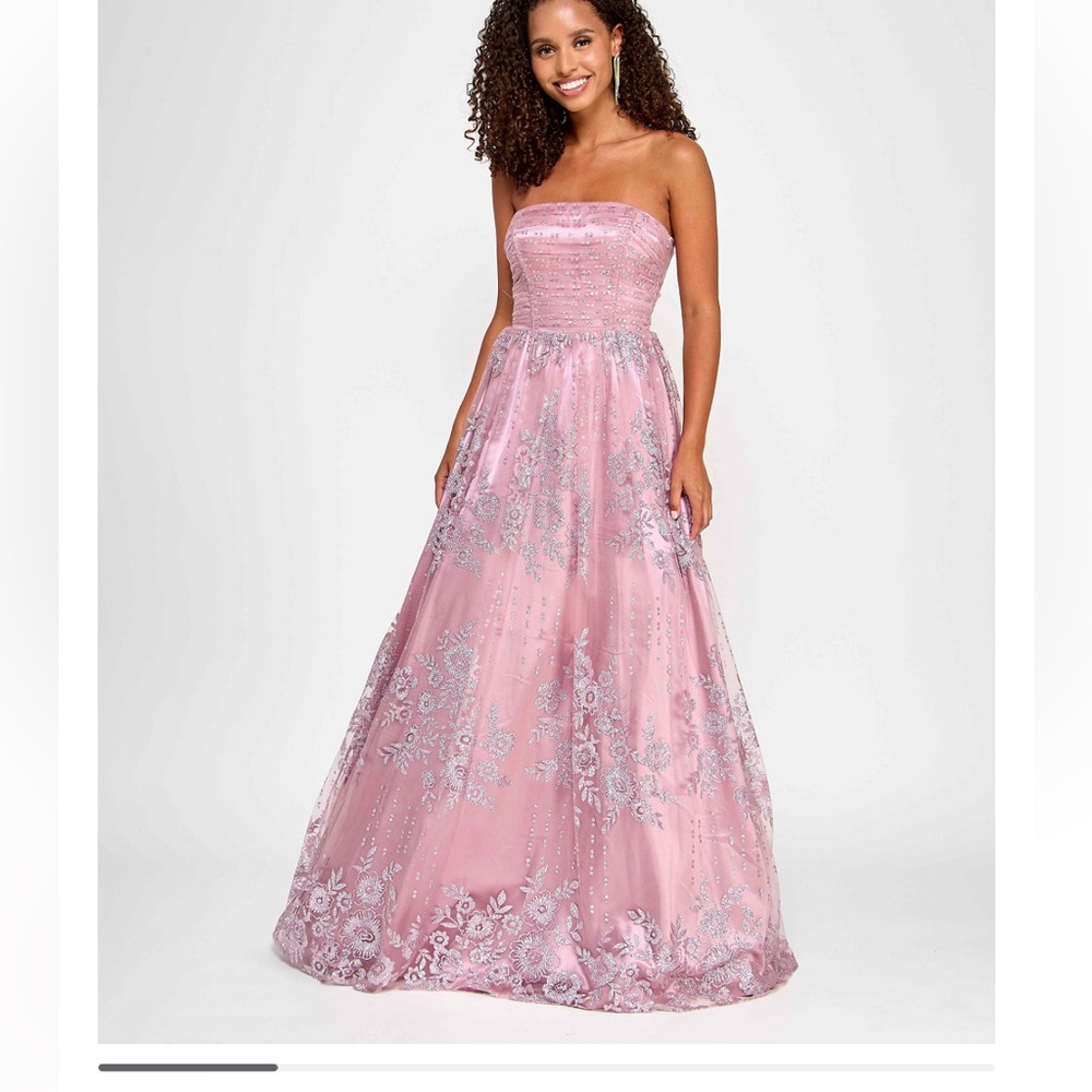Say yes prom dress from Macys size 3/4 juniors. Color mauve . NWT
